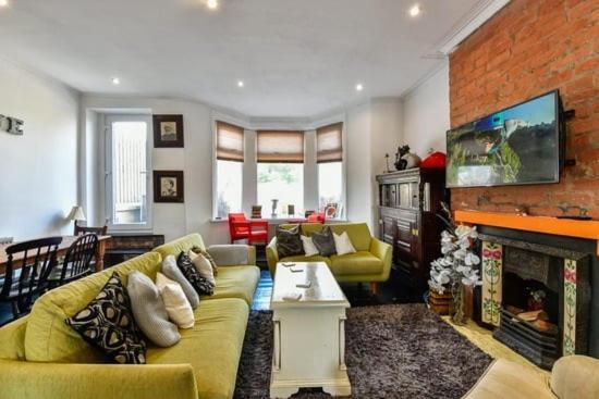 Quirky 4 Bedroom Apartment With Terrace Cardiff Exterior photo